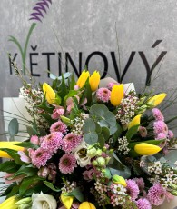 Jarn rozkvetl kytice s tulipny